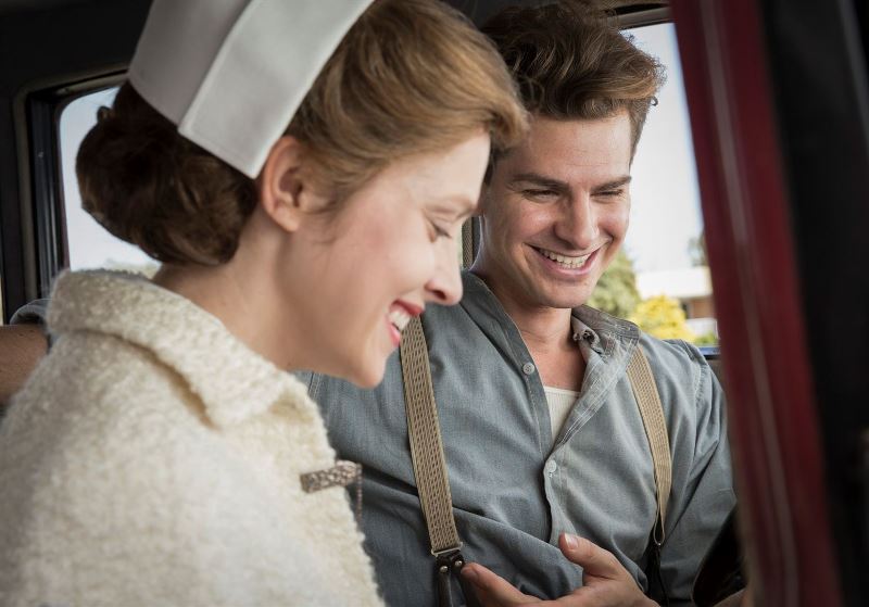 Andrew Garfield (Doss) e Teresa Palmer (Dorothy Schutte) em cena (Foto: Divulgação).