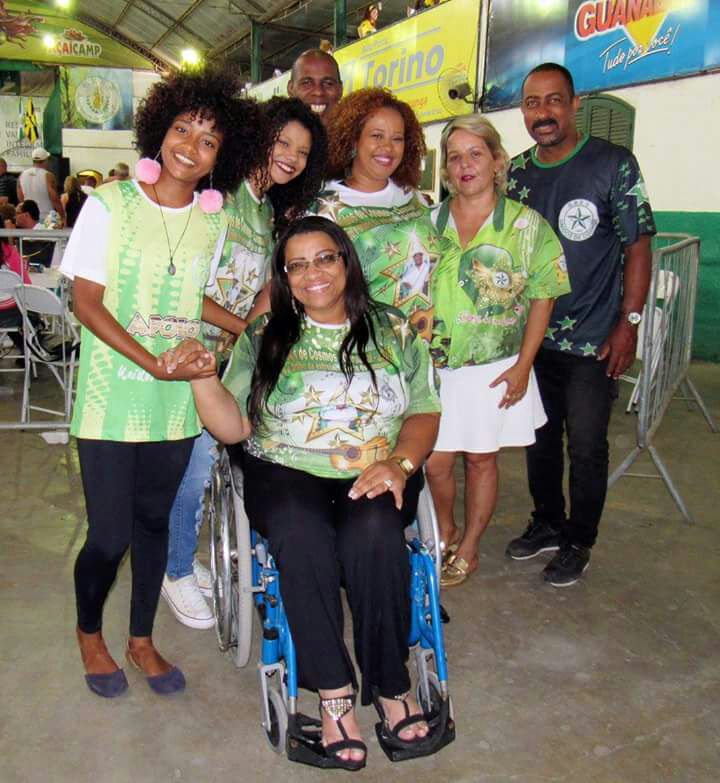 Lu Rufino na Unidos de Cosmos, escola onde é a terceira porta-bandeira. 