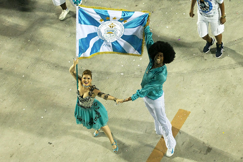 Raphael e Amanda, primeiro casal de mestre-sala e porta-bandeira da Vila Isabel. Foto: Henrique Matos