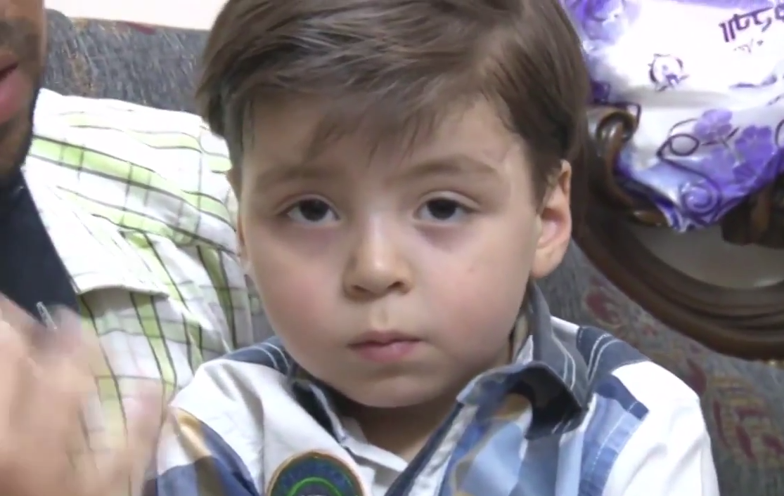 Omar Daqneesh em reportagem de TV na Siria. Foto: Reprodução