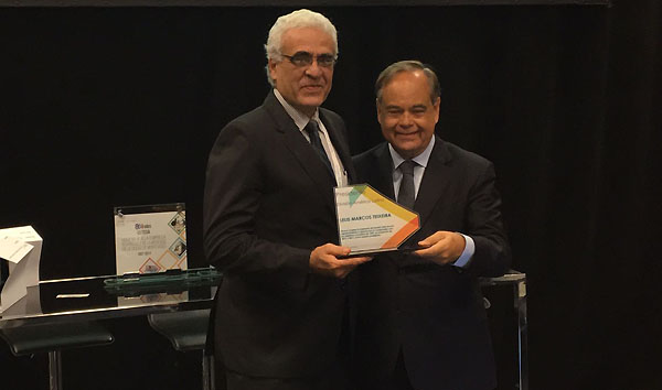 Lélis Teixeira(a dir) recebeu homenagem ao passar a presidência da UITP América Latina para Jurandir Fernandes | Foto: Richele Cabral