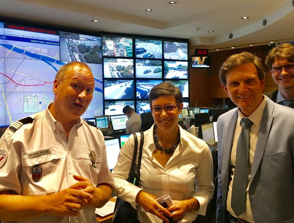 Crivella na central de controle da polícia de Paris. Foto: Divulgação