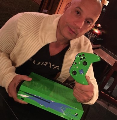 Vin Diesel com o console do Xbox One S inspirado em Paul Walker. Foto: Divulgação