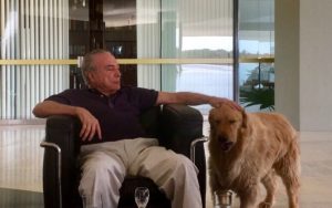 Michel Temer e cão. Foto: Reprodução do Facebook