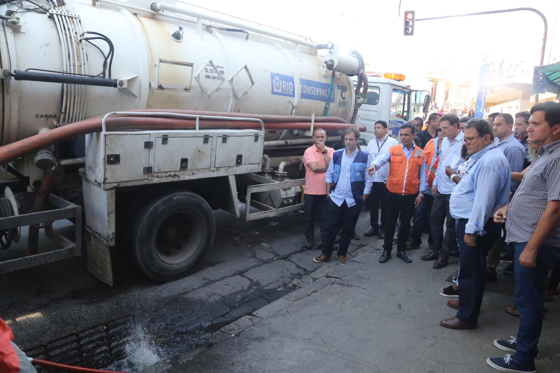 Crivella acompanha trabalho de desobstrução de bueiro em Madureira. Ao lado, o secretário Jorge Felippe Neto e o presidente da Comlurb, Foto: Rubens Teixeira – Edvaldo Reis/Prefeitura do Rio