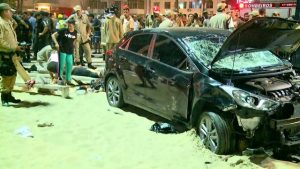 Carro atropela pessoas em Copacabana. Foto: Reprodução de TV