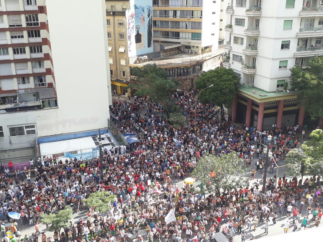 Protesto de professores municipais tem tumulto em frente à Câmara de SP. Foto: SRzd