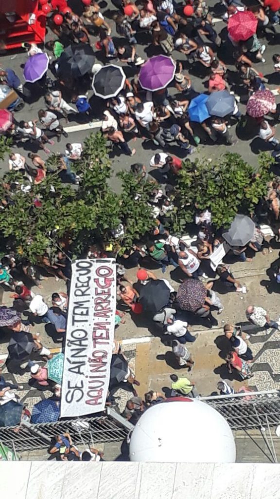 Protesto de professores municipais tem tumulto em frente à Câmara de SP. Foto: SRzd