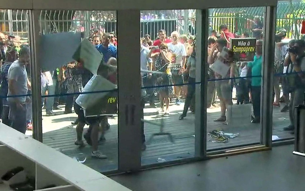 Protesto de professores municipais tem tumulto em frente à Câmara de SP. Foto: Reprodução de TV