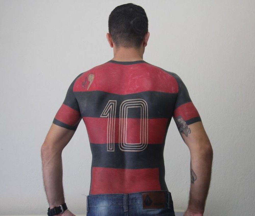 Torcedor tatuou camisa do Flamengo em tamanho real. Foto: Reprodução de internet