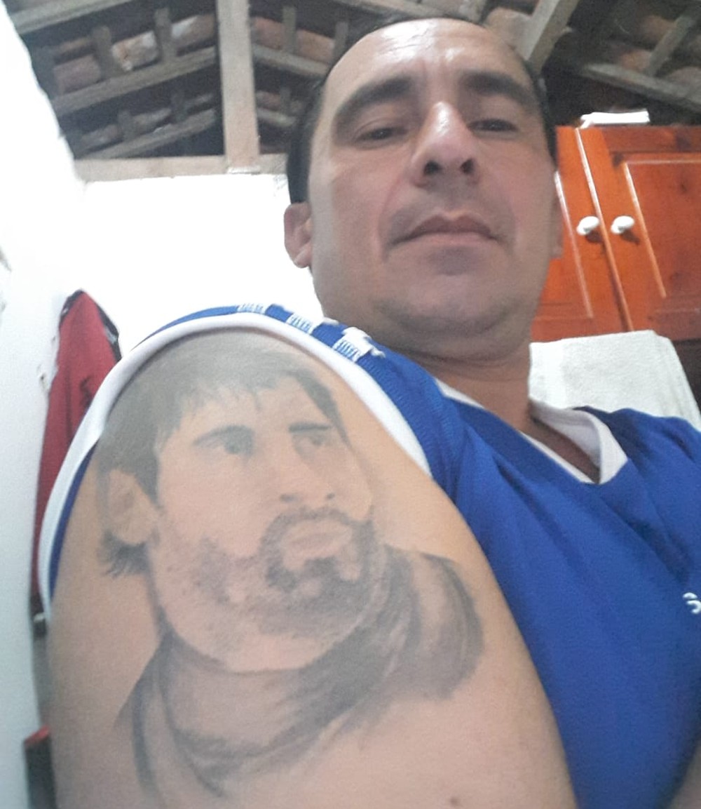 Mescias Cavalcanti mostra tatuagem de Messi no braço. Foto: Acervo Pessoal/Mescias Cavalcanti