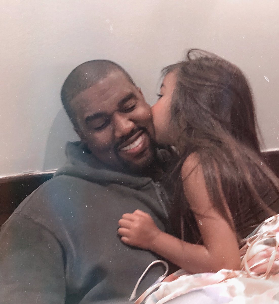 Kanye West e North West em foto publicada por Kim Kardashian. Foto: Reprodução/Twitter