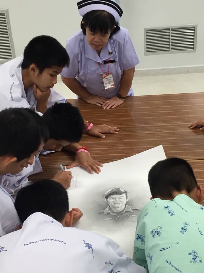 Meninos resgatados de caverna na Tailândia homenageiam mergulhador que faleceu em operação de salvamento. Foto: Chiang Rai Prachanukroh Hospital