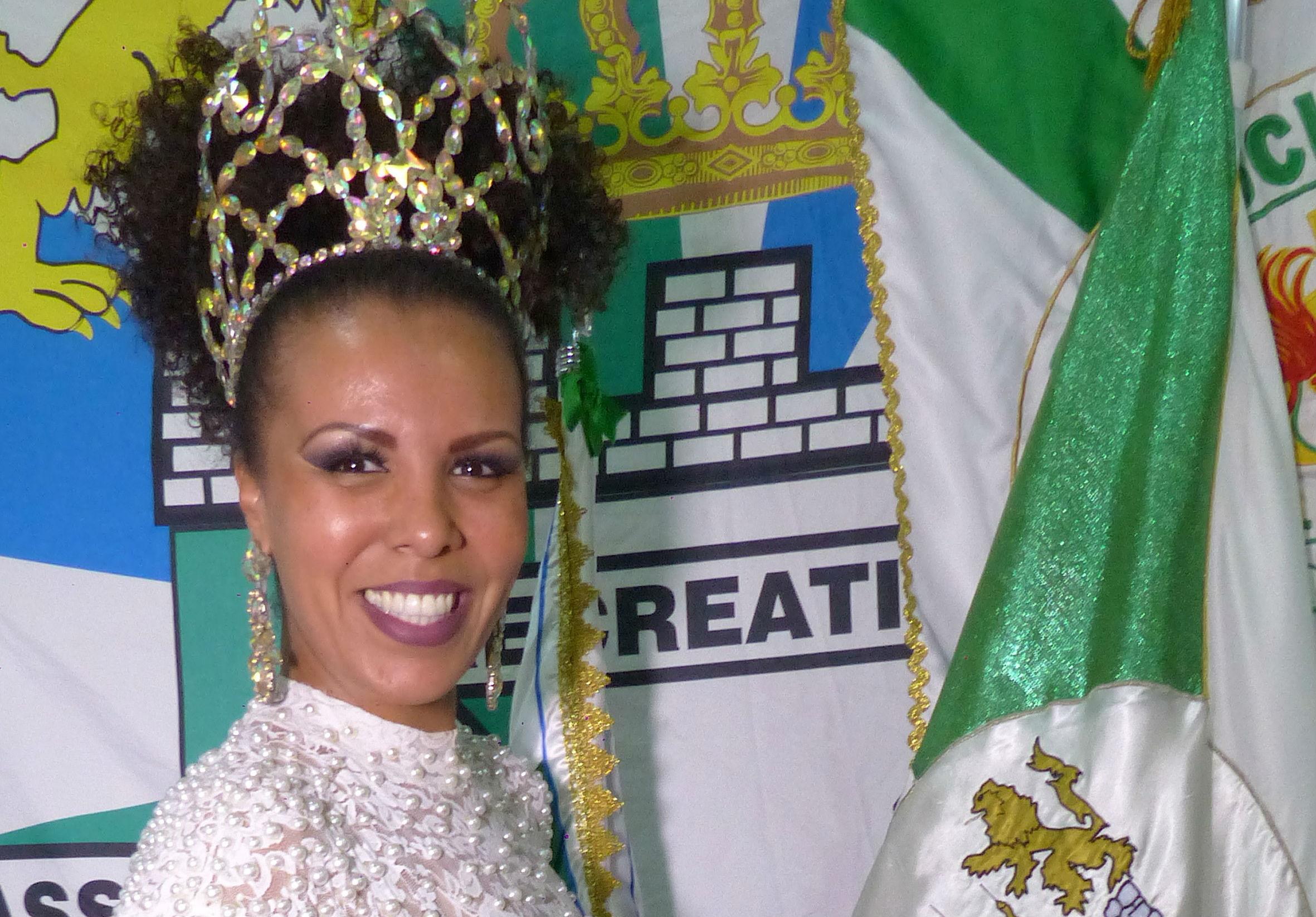 Vídeo: conheça a rainha de bateria da Real Mocidade Santista