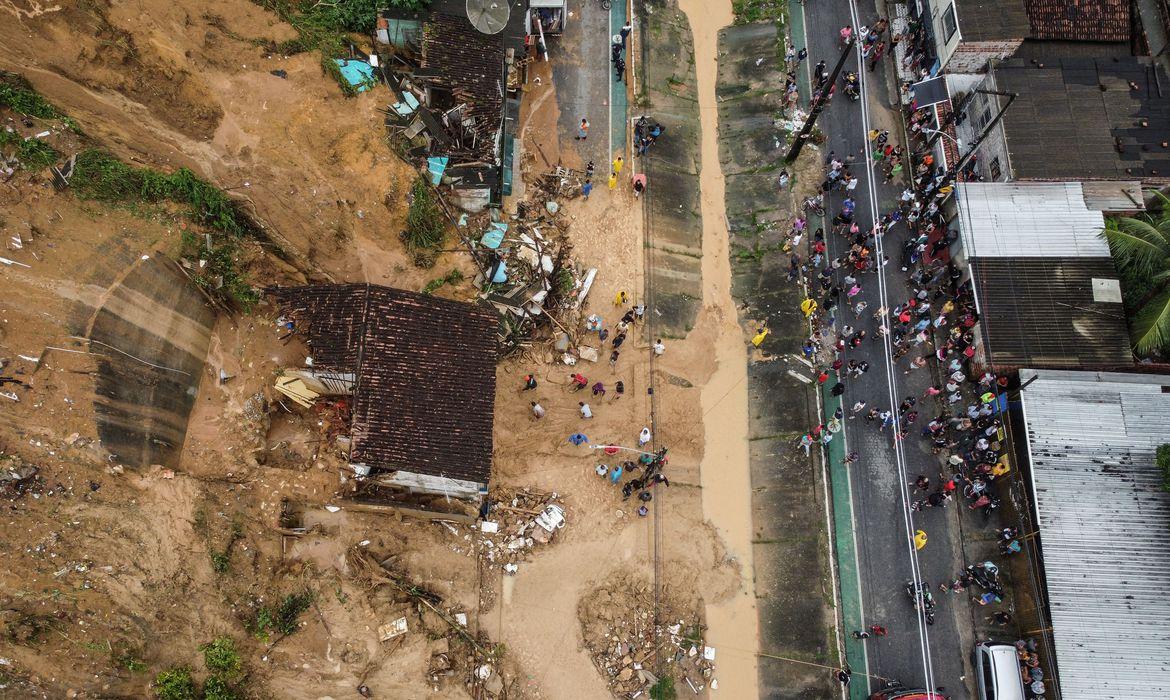 Sobe para 56 o número de mortos pelas chuvas em Recife