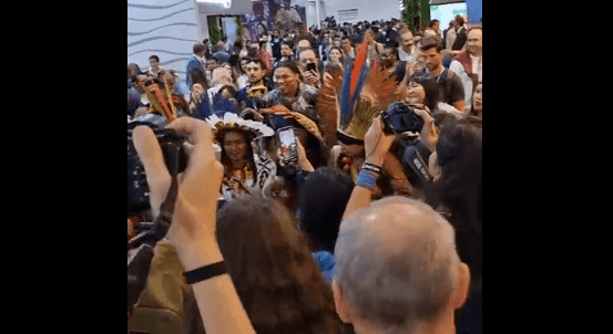 Despedida: Indígenas cantam hit contra Bolsonaro na COP 27