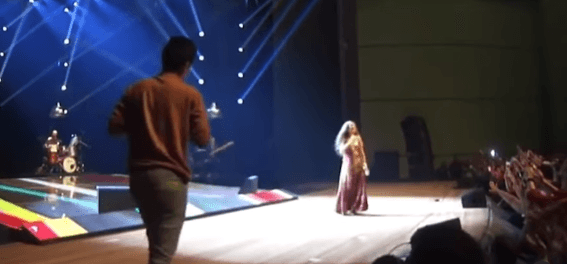 Vídeo: Maria Bethânia manda fã descer de palco após ele subir sem autorização
