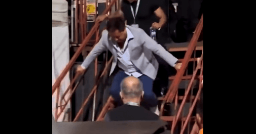 VÍDEO: Leonardo cai da escada ao deixar show; web aponta a culpada…