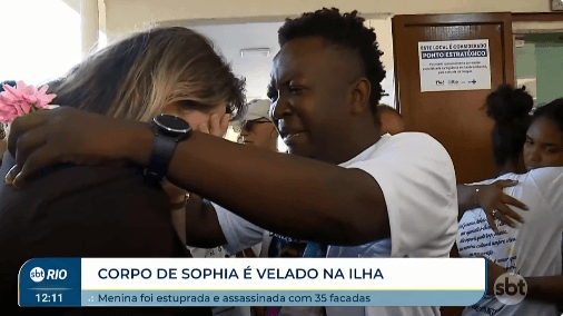 EMOÇÃO: Repórter do SBT é consolada pelo pai de Sophia