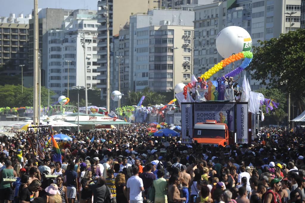 Parada do Orgulho LGBT no Rio exige respeito à diversidade