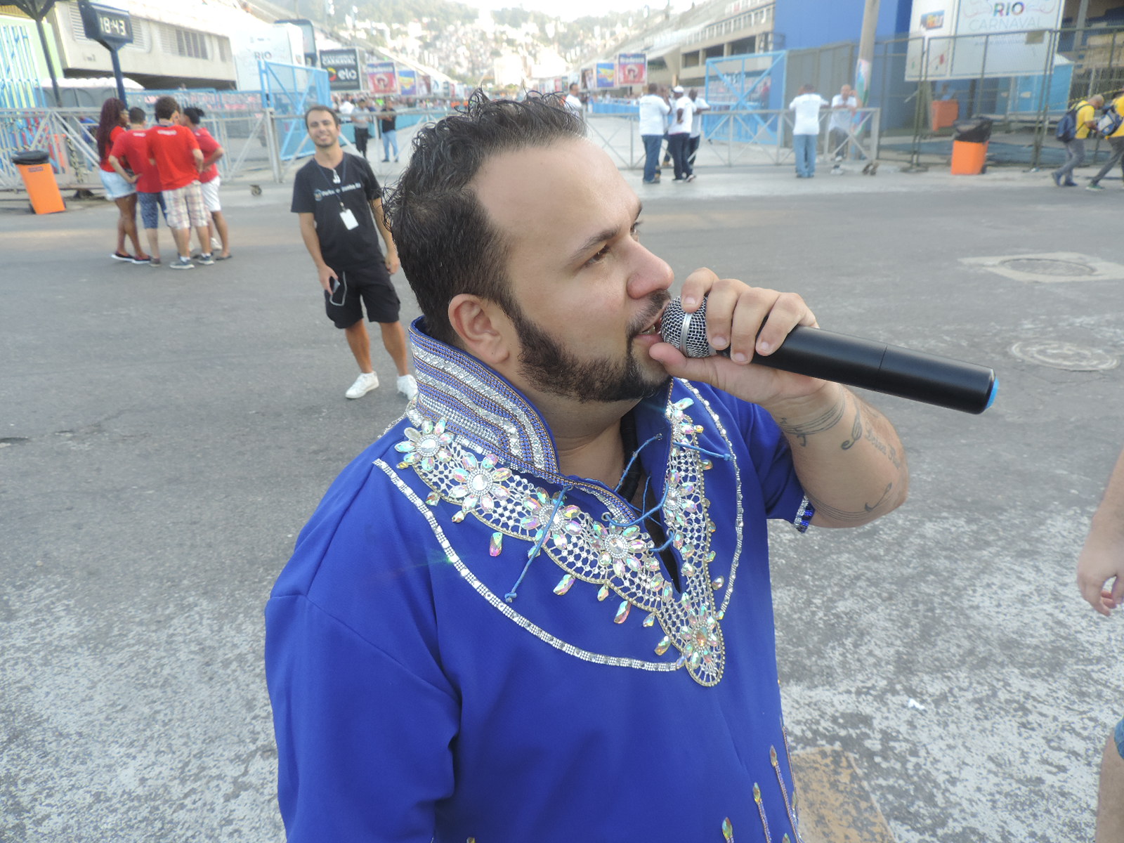 Intérprete Leandro Santos conta a emoção de abrir o Carnaval Série A