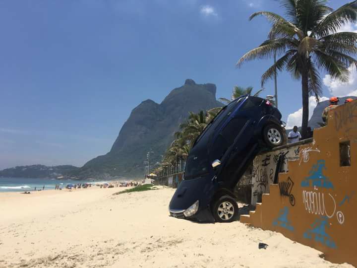 Carro do filho de Letícia Spiller e Marcelo Novaes destrava e cai na praia