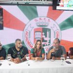 presidente de honra Jayder Soares, mestre de bateria Thiago Diogo, Ivete Sangalo, diretor de marketing Roberto Marques e Emerson Dias. Foto: Irapuã Jeferson/Divulgação