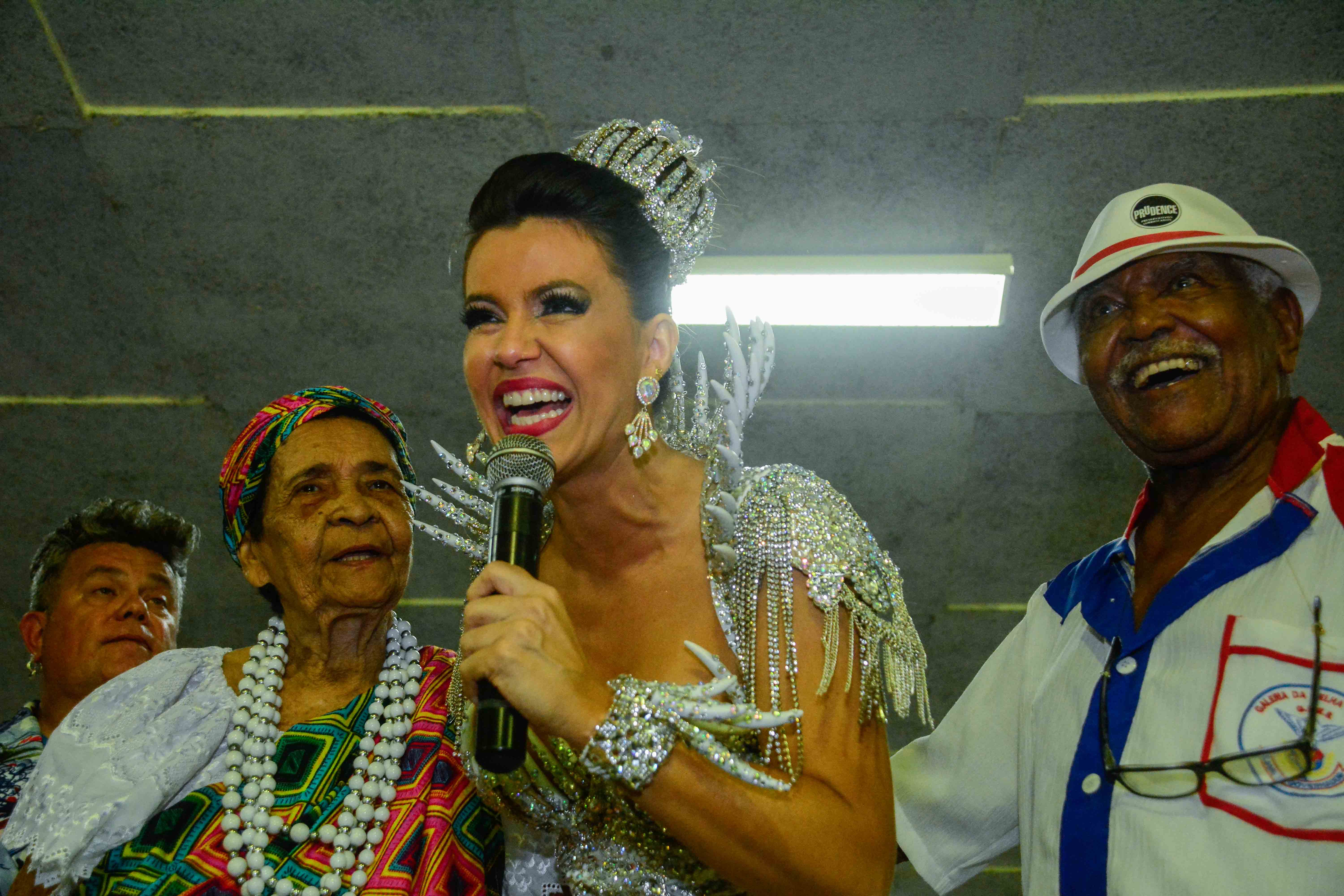 Fotos: coroação de Tânia Oliveira, a nova rainha da Ilha do Governador