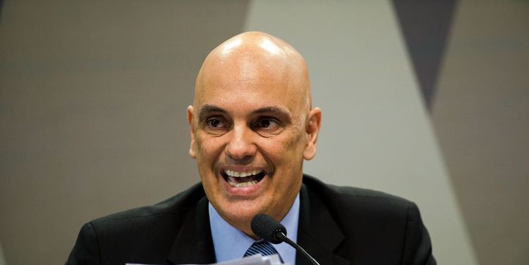 Moraes manda PGR opinar sobre live em que Bolsonaro atacou urnas eletrônicas