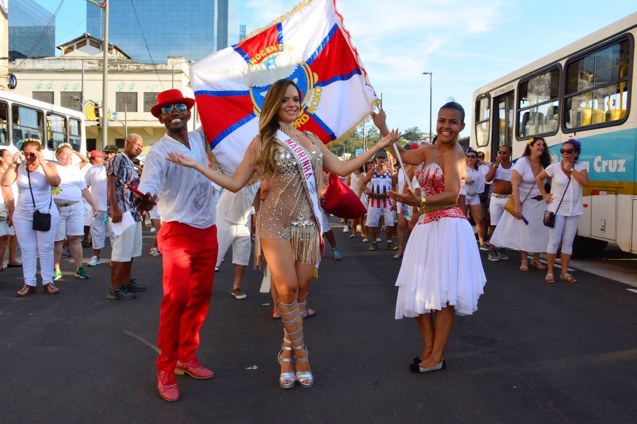 Inocentes: Denise Dias é coroada madrinha de escola de samba em dia de festa