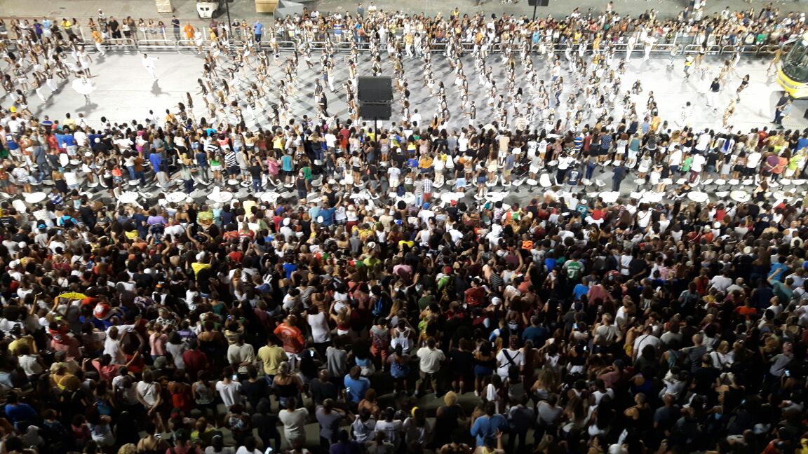 Vídeo: Vai-Vai arrasta multidão para o sambódromo do Anhembi