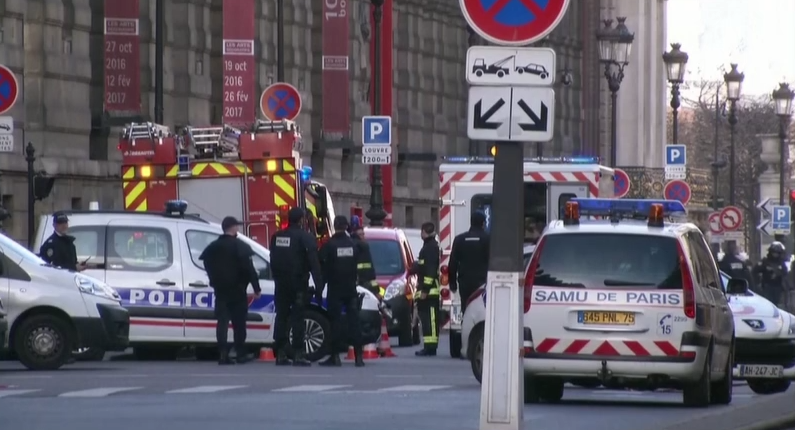 Com slogan islâmico, homem tenta invadir museu do Louvre com facões