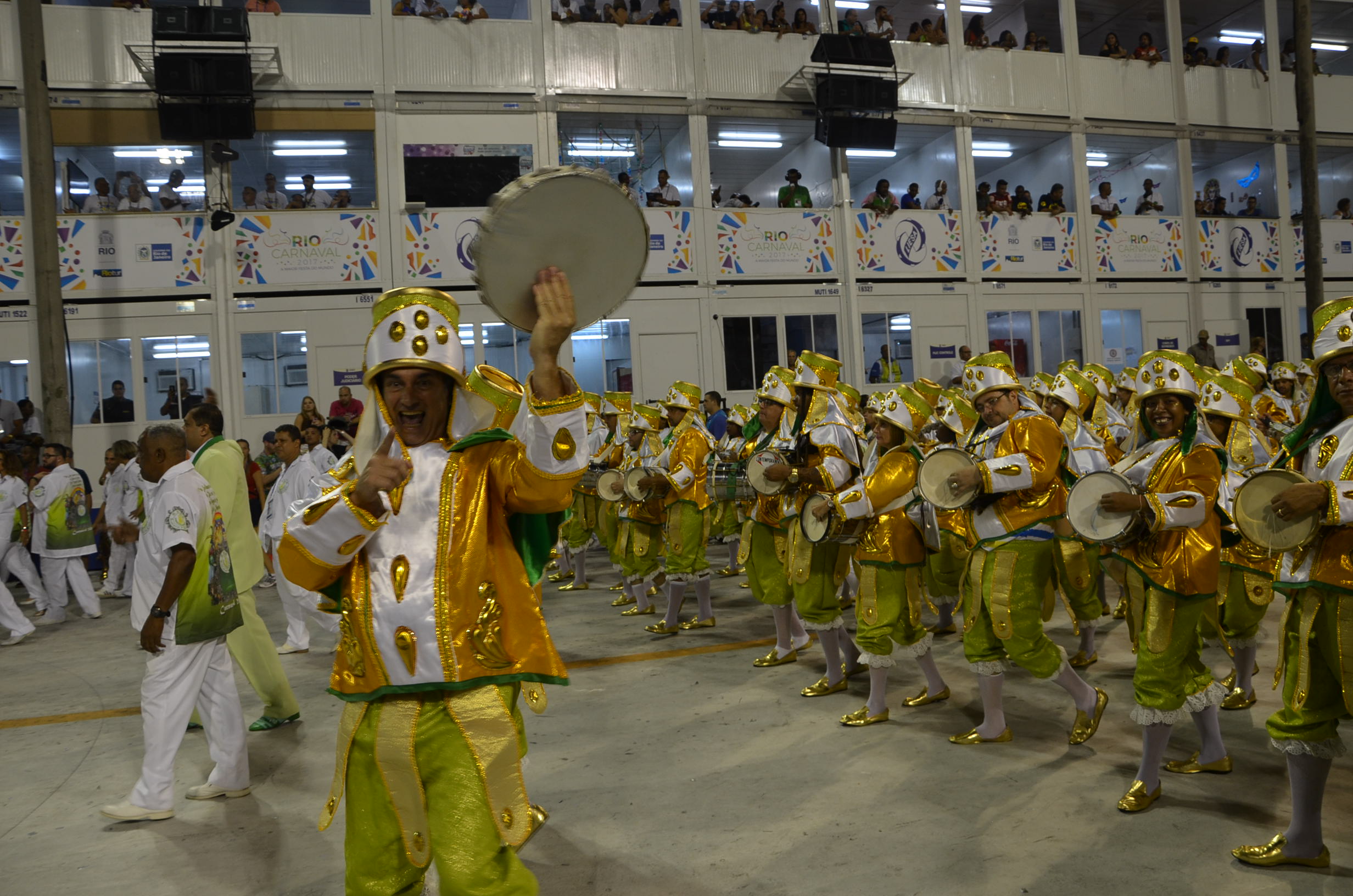 Áudio: ouça a bateria da Santa Cruz durante o desfile oficial