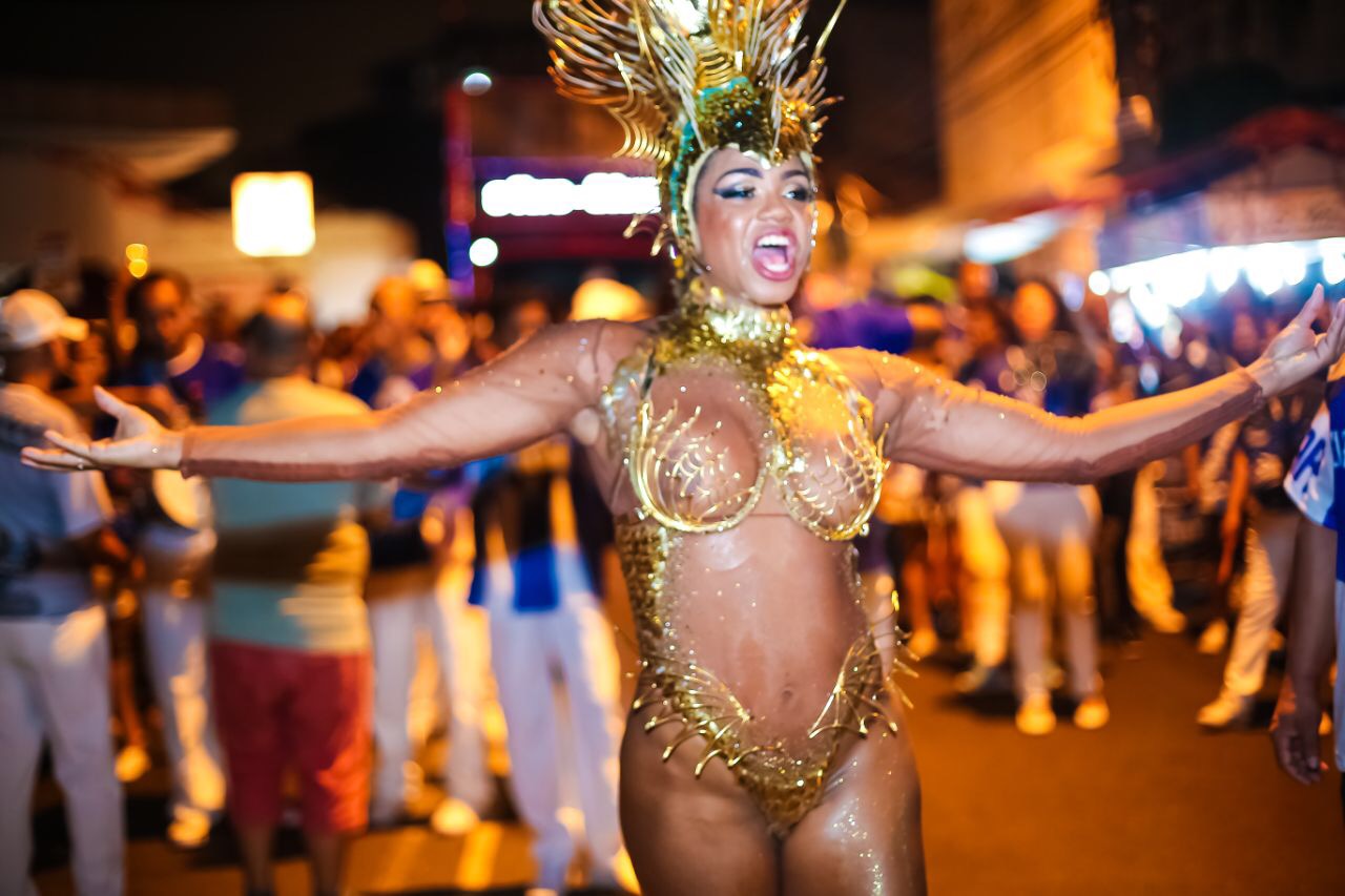 Rainha de Bateria da Portela comemora título sambando nas ruas de Madureira