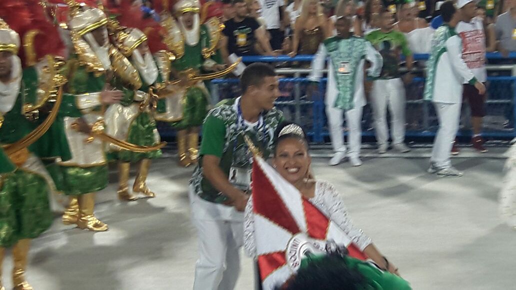 Vídeo: A comovente apresentação da porta-bandeira Jéssica Ferreira em cadeira de rodas