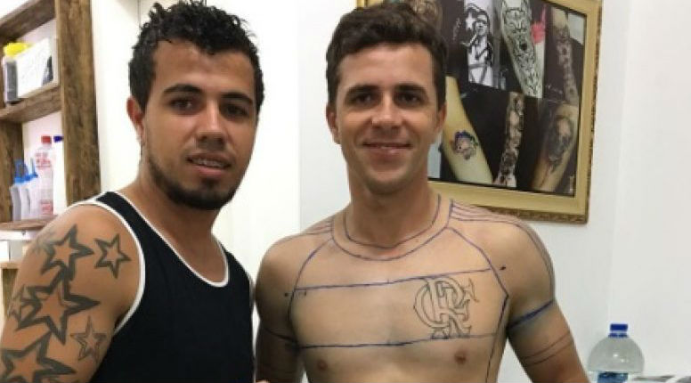 Flamenguista tatua camisa do time em tamanho real