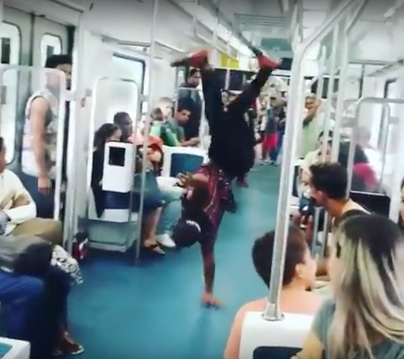 ‘Passinho’ no trem diverte passageiros e faz o tempo passar mais rápido