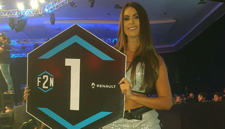 Ex-panicat faz sucesso como ring girl em evento de MMA