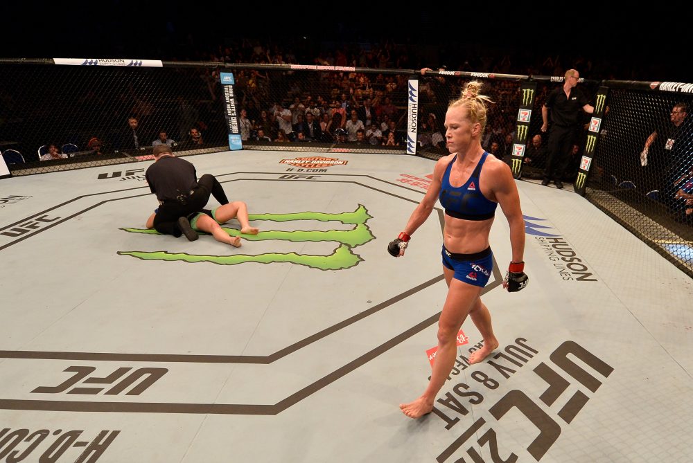 Holly Holm nocauteia Bethe Correia e vence luta principal no UFC