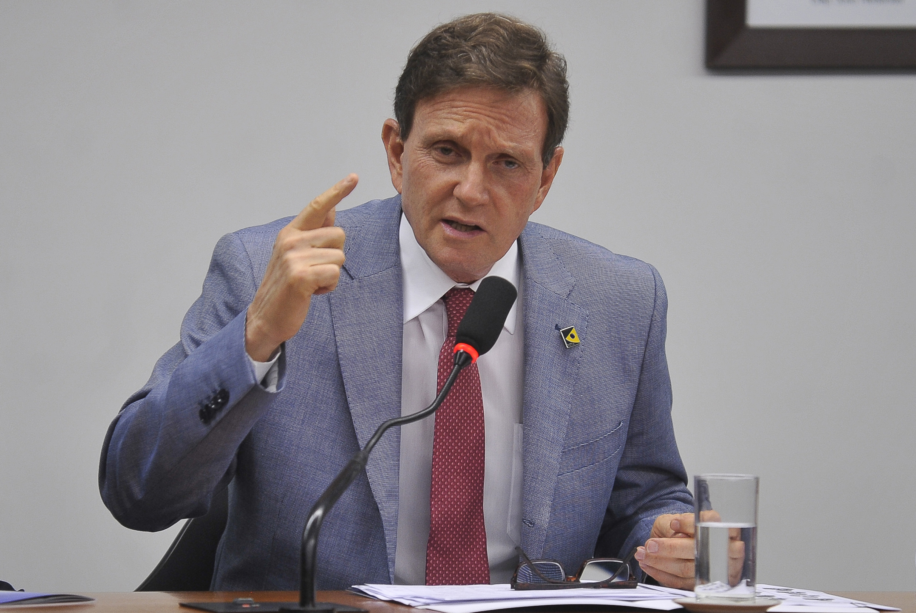 Crivella assina acordo para zerar fila da catarata