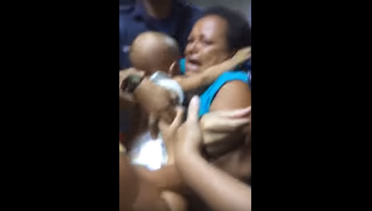 Vídeo: Mulher com criança no colo é retirada à força da Câmara de vereadores