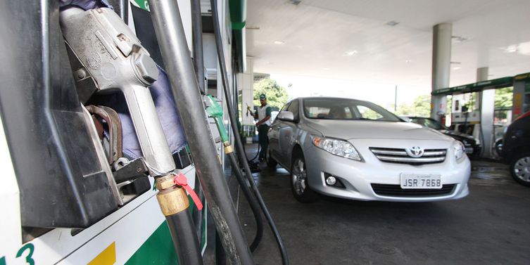 Preço da gasolina nos postos volta a subir após 15 semanas de queda