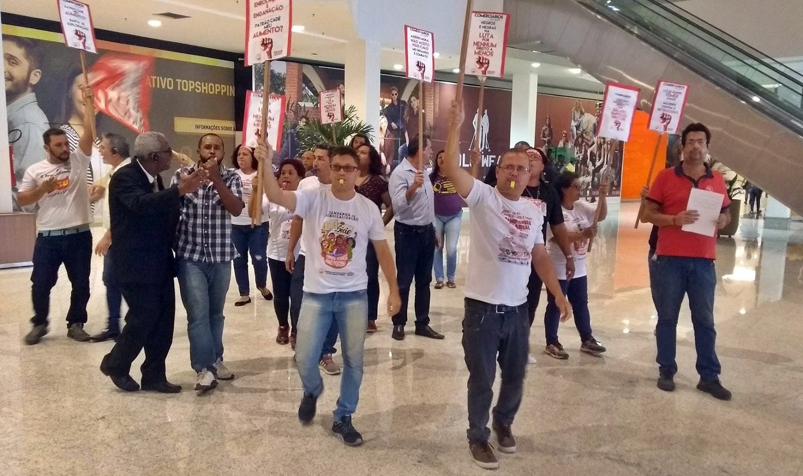 Vídeo: Sindicato faz manifestação com apitaço em shopping no Rio