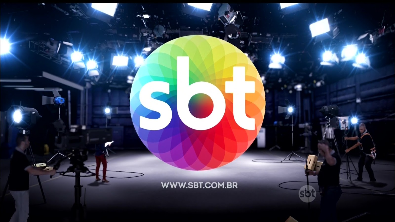 VÍDEO: Apresentadora do SBT relata ao vivo ter sido abusada e emociona audiência
