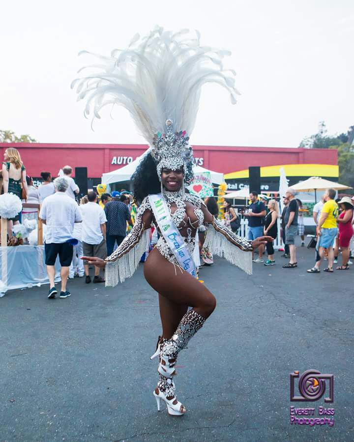 Sambista carioca é eleita musa no Brazilian Day da Califórnia