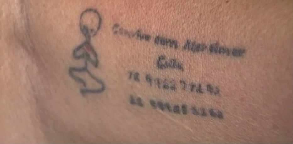 Com Alzheimer, mulher tatua contatos da família no braço