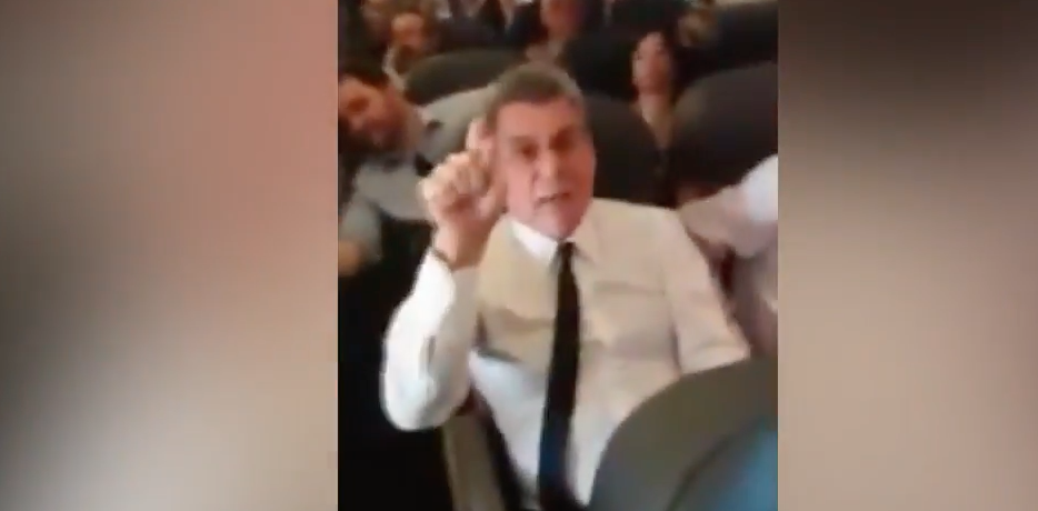 Vídeos: Romero Jucá tenta agredir passageira que o filmava em avião