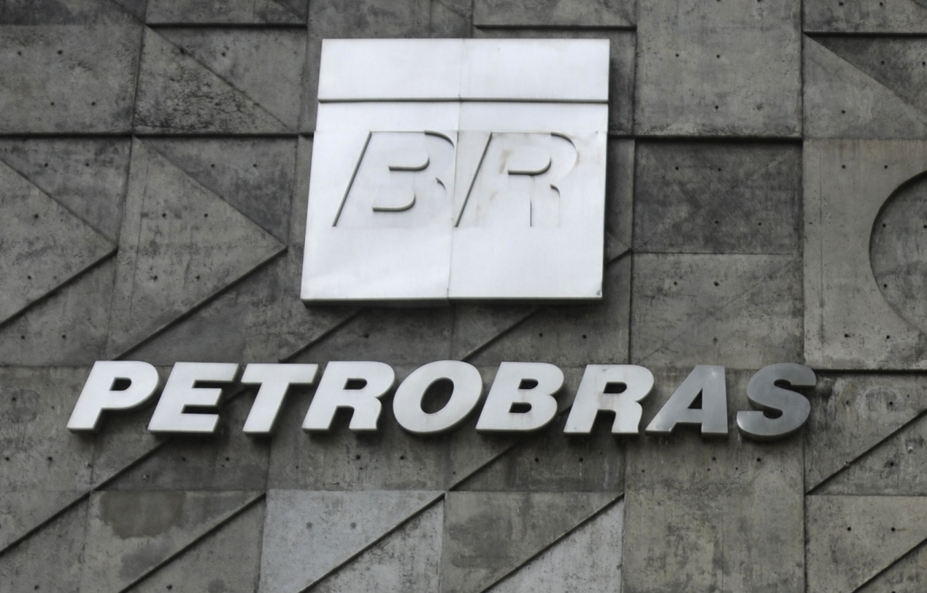 Ministro afirma que governo não pode interferir nos preços da Petrobras