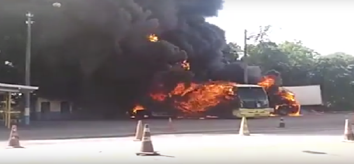 Vídeo: Choque de caminhões causa incêndio e acidente grave em Goiás