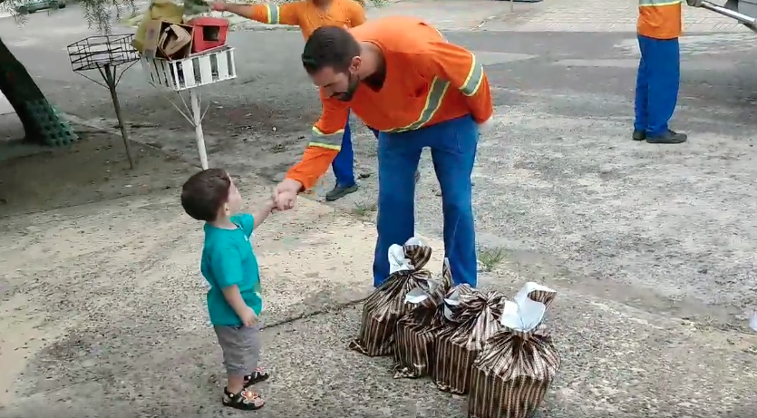 Menino de 1 ano e 6 meses dá presentes a garis e vídeo viraliza